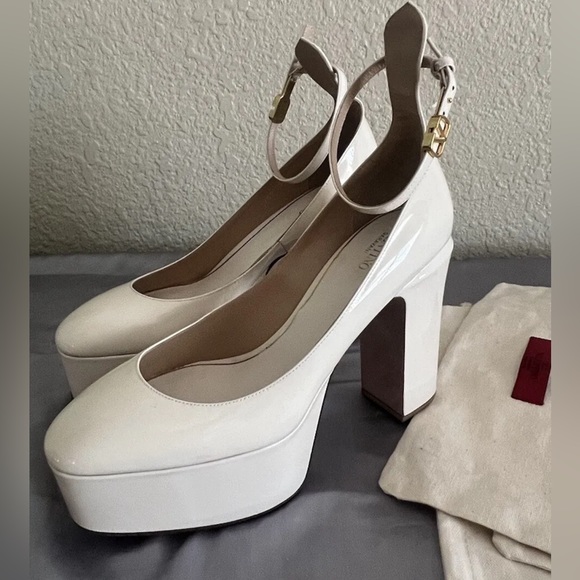 Valentino Garavani Tan Go Patent Leather Platform Heels $1150 - Picture 14 of 15